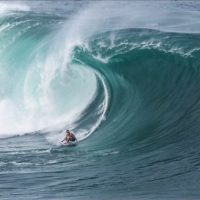 アルビー・レイヤーがマウイ島（ハワイ）でレフトのシークレットスラブにチャージ