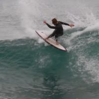 アリ・ブラウンが見せるフィンレスボードでのハイパフォーマンスサーフィン