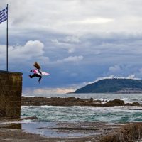 キャロリン・マークスが家族とルーツのギリシャへ!フリーサーフ映像も収録