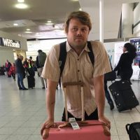 デーン・レイノルズがリスボン(ポルトガル)の国際空港で2日間に渡って勾留