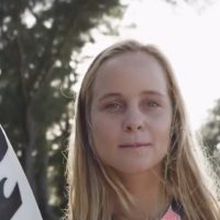 キュートなオージーガールのイザベラ・ニコルスをフィーチャーしたプロファイル動画