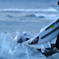 リー・アン・カレンが厳寒なアイスランドへ！自分を見つめ直すサーフトリップ