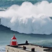 ウイメンズも登場する16/17年シーズン最大サイズとなったナザレ(ポルトガル)セッション