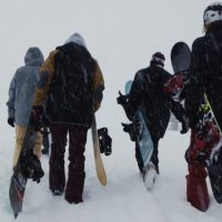 ミッチ・コレボーンなどプロサーファーによるスノーボード映像収録のカリフォルニアウインター