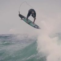 チッパ・ウィルソンがホームでバックサイドエアリアル満載のフリーサーフ