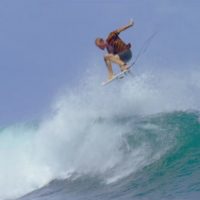 チッパのエアーが異彩を放つトップフリーサーファーのボートトリップ@メンタワイ