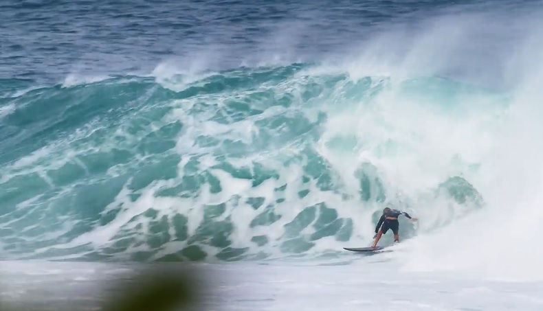 ミュータントウェイブとなったバックドアでジョンジョン Job セスがバレルライド サーフィン動画ニュース World Surf Movies