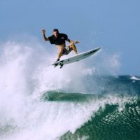 マイキー・ライトがマックツイストを世界初メイク!サーフィンにおけるエアリアル名とは…