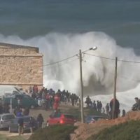 ジェットスキーもワイプアウト!2月28日のビッグウェイブセッション@ナザレ(ポルトガル)