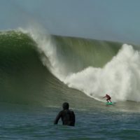 WSLコメンテーターのピーター・メルによるマーヴェリックスチャージを含むフリーサーフ