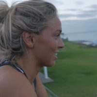 2017年シーズン直前のサリー・フィッツギボンズ！エアーにも取り組むフリーサーフ動画