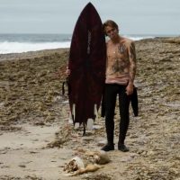 思わず目が離せなくなるブラッド・フローラのワイルドなフリーサーフ動画@ポルトガル