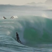 ジョンジョンがあり得ない波にチャージする2017年マーギーズプロ前のセッション