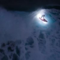 誰もいない日没後のオアフ島ノースショアでジェイミー・オブライエンがナイトサーフィン