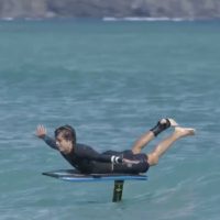 カイ・レニーが今度はハイドロフォイルボディボードで浮遊ライディング