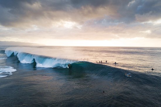 レイトシーズンの17年3月に炸裂したオアフ島ノースショアのパイプライン サーフィン動画ニュース World Surf Movies