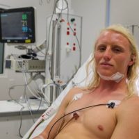 サーフィン中の事故:ケリー・スレーターなどが10代トップのビッグウェイブサーファーを救助