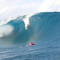10フィート前後のチョープー(タヒチ)で開催されたボディボードのワールドツアーイベント