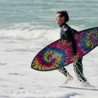 DHDのミニツインに乗る名コーチのグレン・ホールによるフリーサーフィン動画