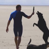 ブラジルイベント直前にミック・ファニングがホームのDバーでフリーサーフィン