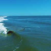スケルトンベイ並みのラインナップが広がる米国ノースカロライナ州ハッテラス島