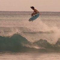 見たことのないエアリアルも飛び出すヘクター・サンタマリアのフリーサーフ動画