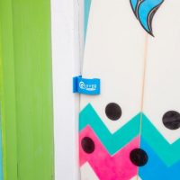 壁にグリップを取り付けるだけの簡単なサーフボードラックグリップ「QuiverGrip」