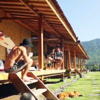 レフトのパーフェクトバレルがブレイクするスンバワ島スーパーサックでの今季セッション