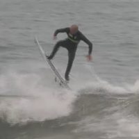 マジシャンサーファーがついにエアリアルとして完成形のキックフリップをメイク