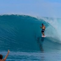 ヨーロッパ屈指のビッグウェイブサーファーであるサンチョがメンタワイをボートトリップ