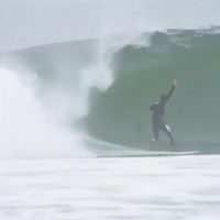 どこまでも巻き続けるスケルトンベイ（ナミビア）！陸と海からのロングバレル動画