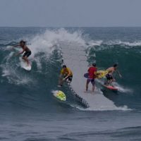 <ぶっ飛び企画>サーフィンの未来はパドル要らず!?浮きドックを使った検証動画