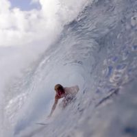 生後直後から海に親しんでいた若干16歳のマルコ・ミニョーが南太平洋タヒチにチャージ