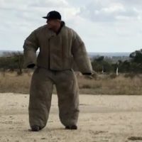 ミック・ファニングが野生動物の密猟者!?南アフリカで撃退方法を体験