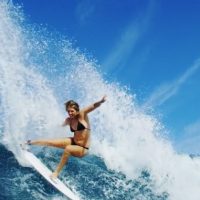 ステファニー・ギルモアの16/17年シーズンのフリーサーフィン動画@オアフ島ノースショア