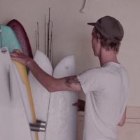 小波のカリフォルニアはボリュームのあるツインフィン！トロイ・エルモア流の楽しみ方