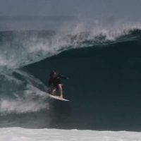 ツインフィンに乗って攻めるブラッド・フローラのパンクなサーフスタイル