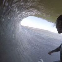 ブレット・バーリーが憧れていたスケルトンベイ!一本の波で6×バレル動画