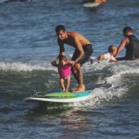 フィリペ・トレドが生後10カ月の娘とタンデムサーフィン@南カリフォルニア
