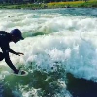 ハンドプレーンを使ったジェリー・ロペスがオレゴン州の川でボディーサーフィン