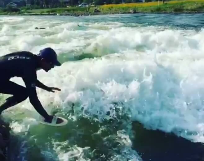 ハンドプレーンを使ったジェリー・ロペスがオレゴン州の川でボディーサーフィン | サーフィン動画ニュース World Surf Movies