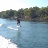 ジョエル・パーキンソンがハイドロフォイルに初トライ動画!簡単に乗りこなすのか!?