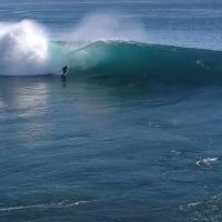 西オーストラリアのシークレットスポットでブレイクするロングバレルのドローン動画