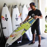 五十嵐カノアが思い出の品を紹介するレッドブルによる動画「My Garage」