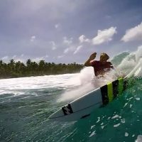 シャープかつパワフルなサーフィン!ピーター・メンディアが切り裂いたメンタワイの波