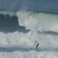 究極SUPレース「Red Bull Heavy Water」！今年は15フィートの波で開催