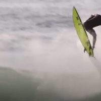 アーリーウープメイク後のジョンジョン・フローレンスに襲い掛かるサーフボード＠フランス