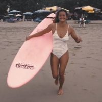 ロキシーガールのマイネイ・キニマカによるスポンジボードでのファンセッション＠バリ島