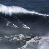 60フィートの波でシェアライド！？ブラジリアンサーファーがナザレでパーティーウェイブ