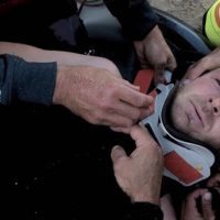 アンドリュー・コットンがナザレのビッグウェイブで背骨を折る怪我を負う事に